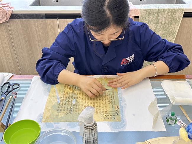 02-32 与浙江省档案事务所开展产学合作项目 《民国档案修复项目》.jpg