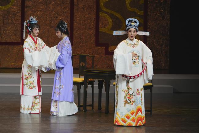 三女儿三女婿和大女儿.jpg